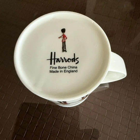 Harrods Royal Guard White and Red Mug - Picture 4 of 6